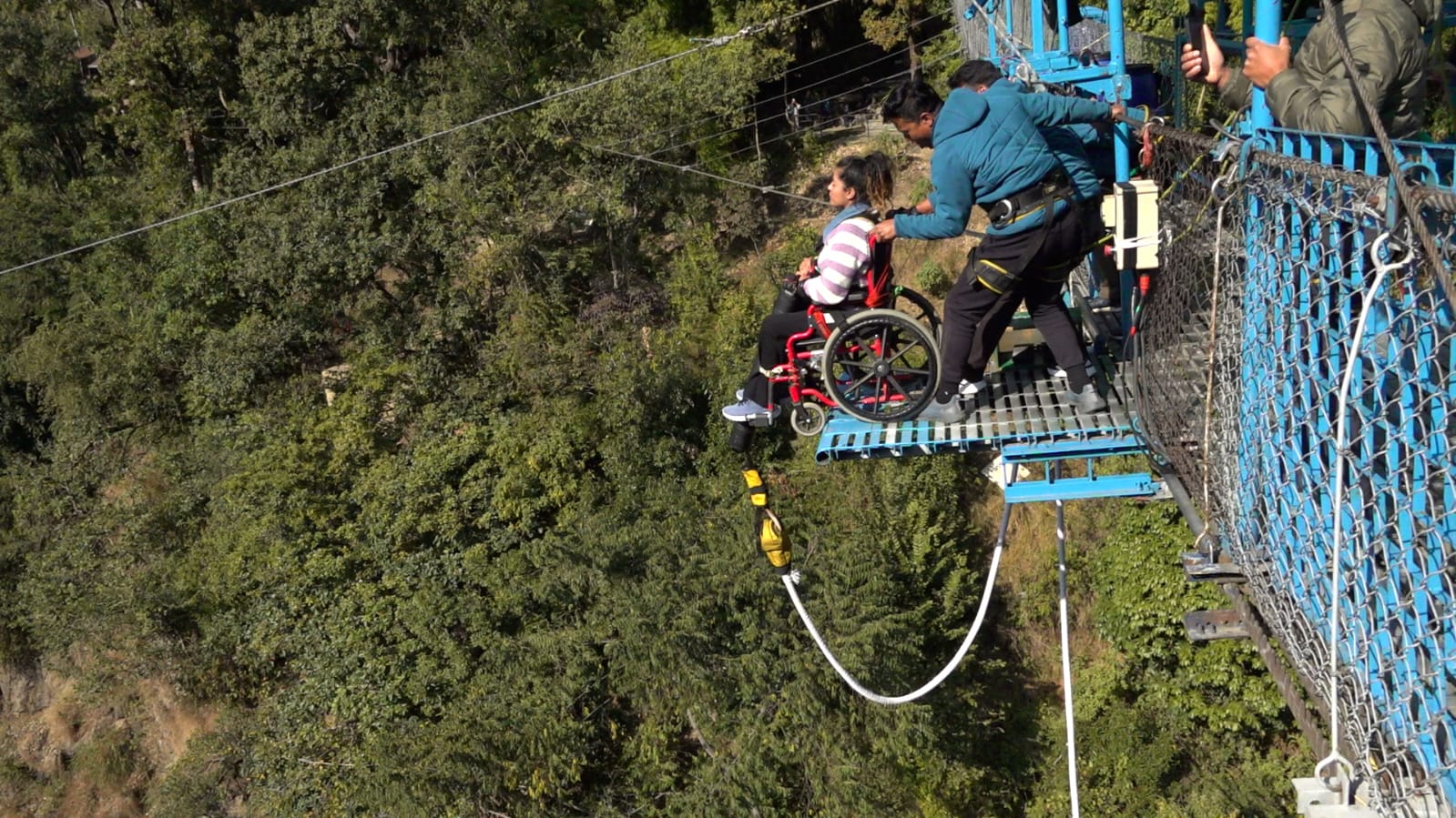 शारीरिक अपाङ्गता भएर पनि बन्जी जम्प गर्ने दीपा
